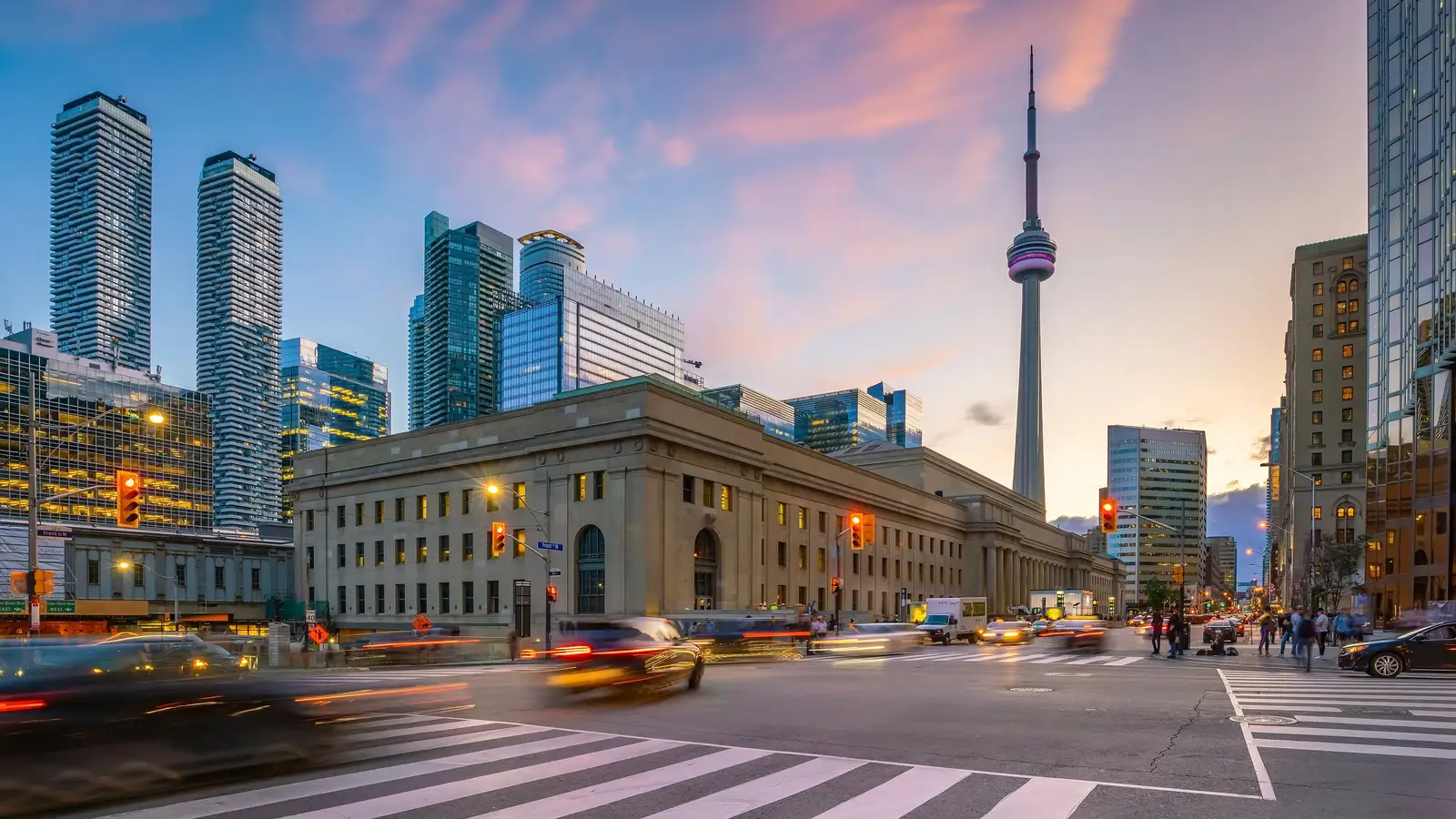 Toronto şehir merkezinde Union Station ve CN Kulesi, akşamüstü